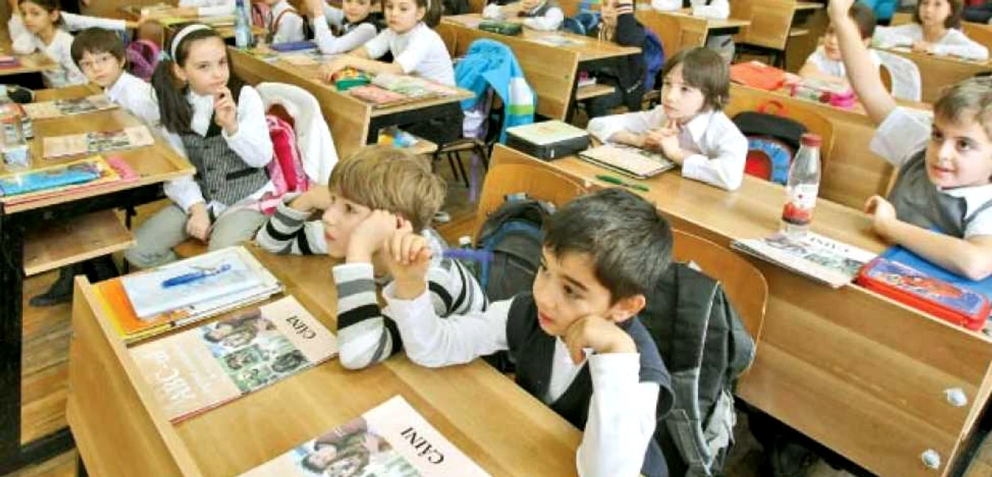 Elevii de la Şcoala 128 din Bucureşti au primit broşuri despre îngrijirea animalelor de companie