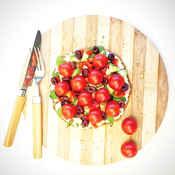 
    Carmen Negoiţă este  promotoare a stilului  de viaţă raw vegan  (n.r. mâncăruri de  origine vegetală, fără  preparare termică)   