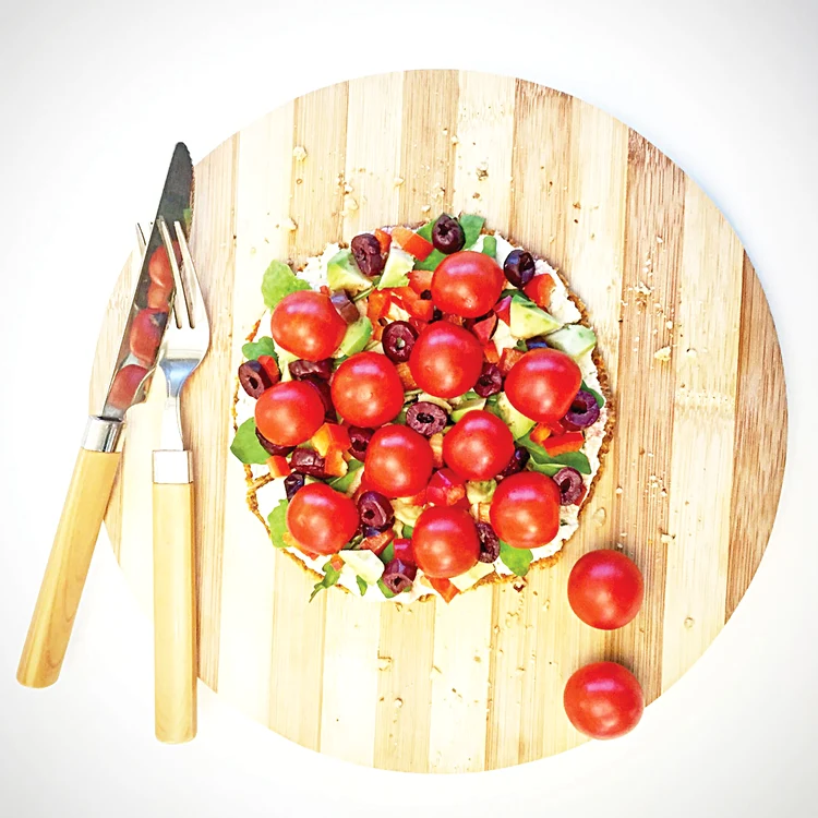 
    Carmen Negoiţă este  promotoare a stilului  de viaţă raw vegan  (n.r. mâncăruri de  origine vegetală, fără  preparare termică)   