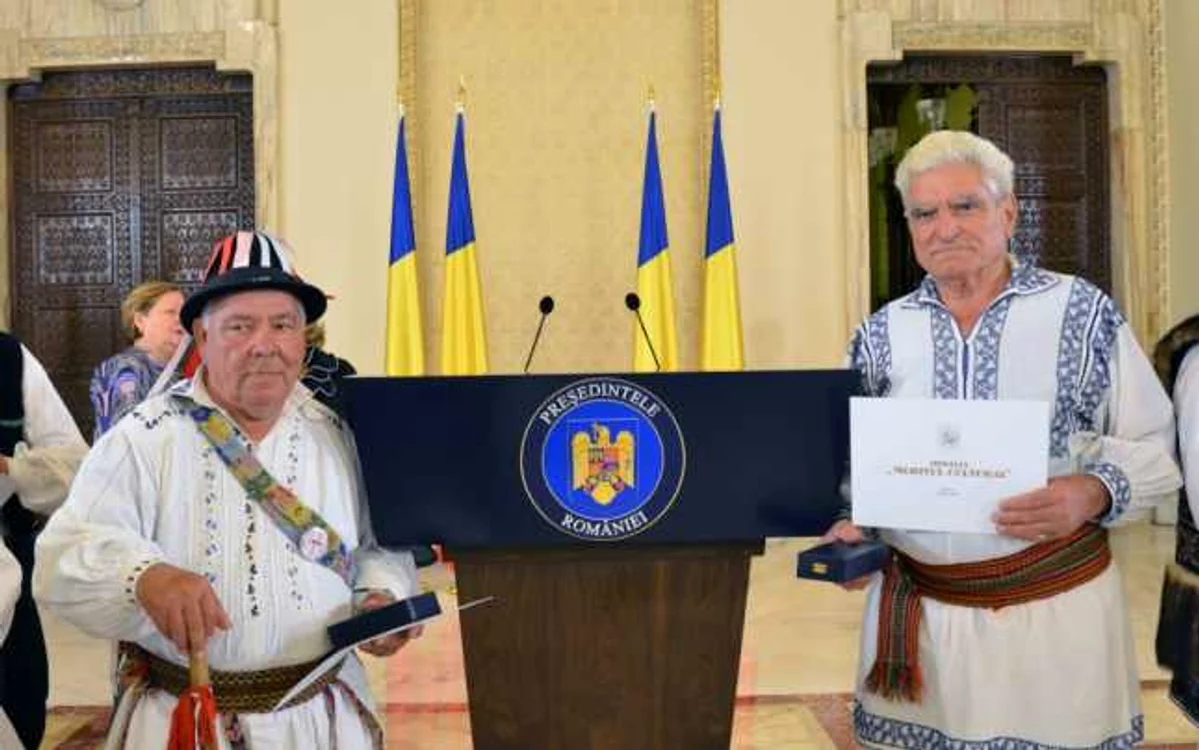 Petre Feraru (stânga) şi Dumitru Liceanu au primit medalia Meritul Cultural la Cotroceni. Foto: Valeru Ciurea