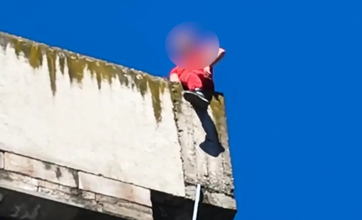 Un tânăr s-a urcat pe o clădire, de unde a amenințat că se aruncă 