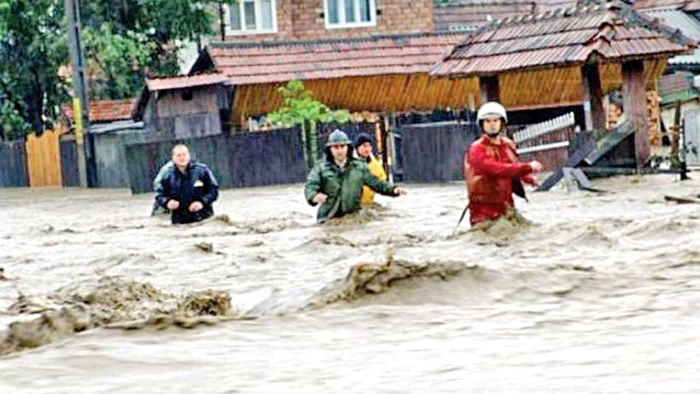 Echipele de salvatori şi-au riscat viaţa