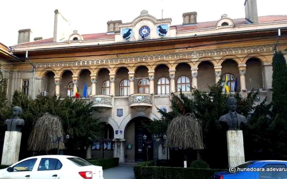 Ceasul a fost montat în locul lăsat gol după înlăturarea stemei PCR. FOTO: Daniel Guţă. ADEVĂRUL.