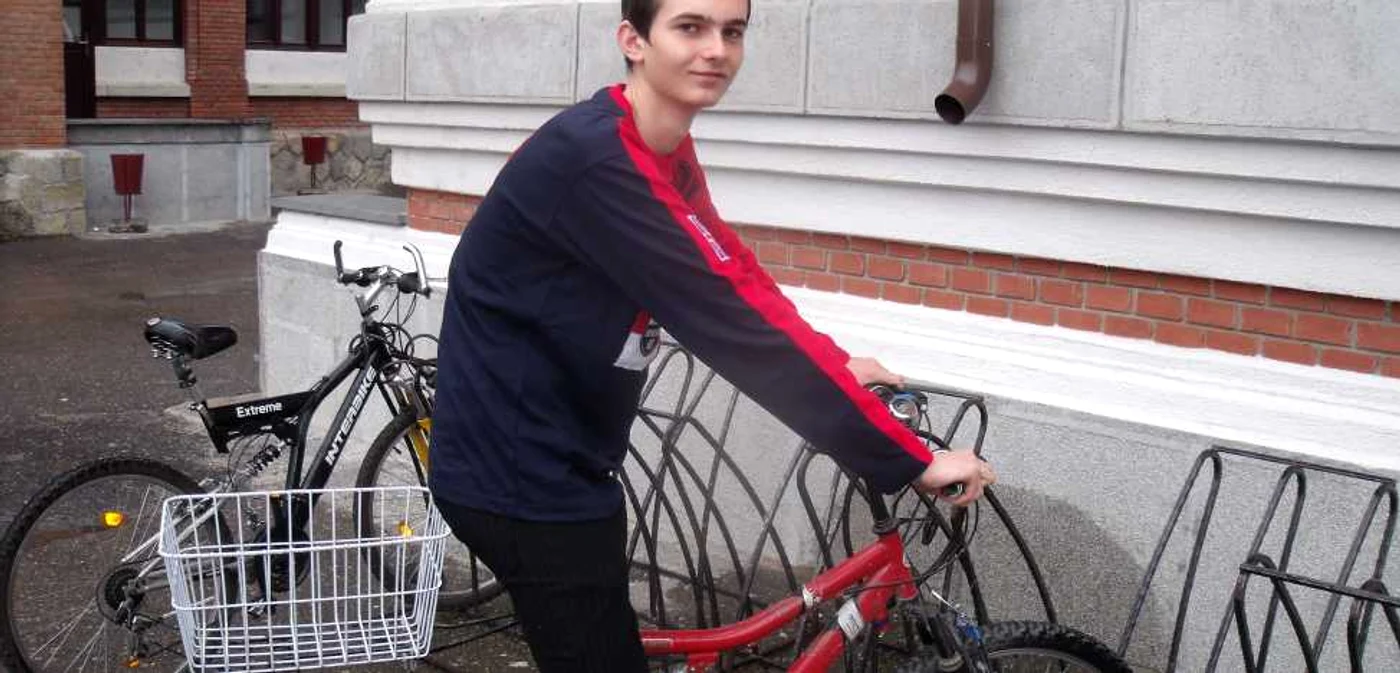 Adrian Toma vine la şcoală cu bicicleta   FOTO: Ştefan Borcea