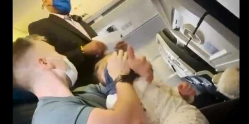 Familie evacuata de la bordul unui avion pentru ca fetita de doi ani refuza sa poarte masca FOTO Twitter @elizfulop