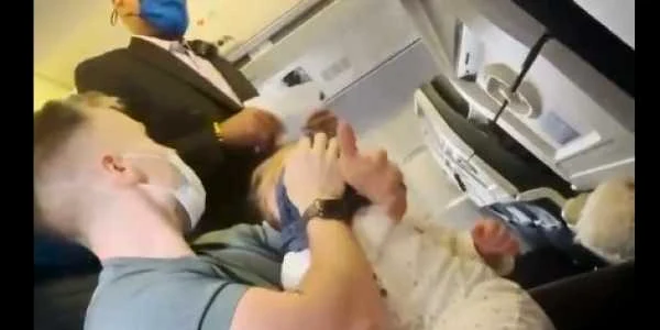 Familie evacuata de la bordul unui avion pentru ca fetita de doi ani refuza sa poarte masca FOTO Twitter @elizfulop