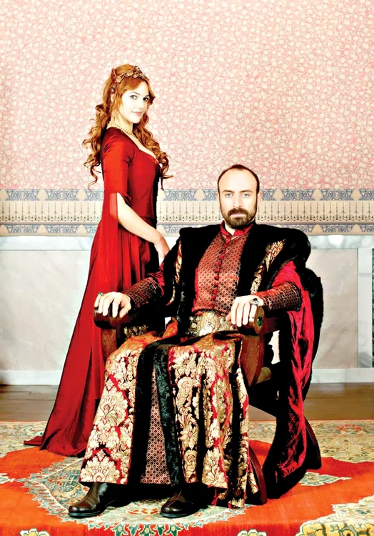 
    Halit Ergenç îl  interpretează în serial  pe Sultanul Suleyman,  iar soţia lui, Hurrem,  este interpretată  de Meryem Uzerli  