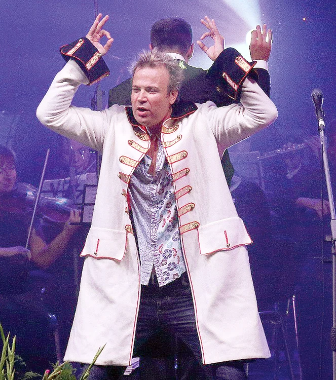 S-a făcut ora două şi fetele n-au epuizat nici bârfa, nici seminţele