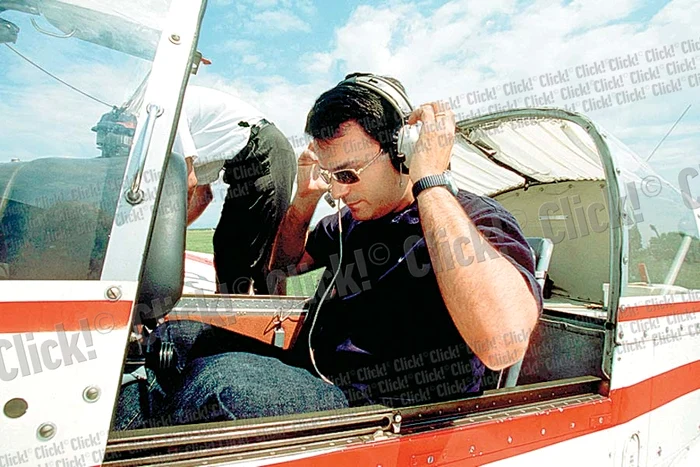 Vineri, 28 martie: Mihai a aterizat forţat pe un islaz din judeţul Vrancea (Foto: Dorin Constanda)