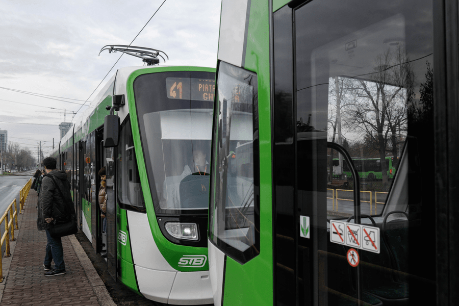 Tramvaiele noi de la Astra Arad au ieșit pe traseu. Nicușor Dan: Este un moment de bucurie pentru Bucureşti FOTO