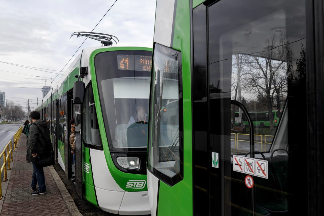 Primarul Capitalei, Nicușor Dan, și reprezentanți ai constructorului Astra Vagoane inaugurează noile tramvaie Imperio în prima zi în care au fost puse în circulație, în București. FOTO Inquam Photos / Octav Ganea