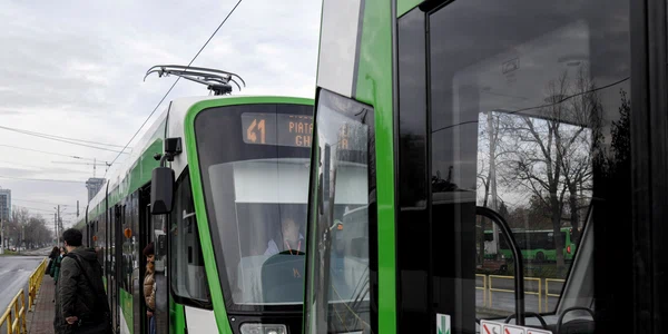 Primarul Capitalei, Nicușor Dan, și reprezentanți ai constructorului Astra Vagoane inaugurează noile tramvaie Imperio în prima zi în care au fost puse în circulație, în București. FOTO Inquam Photos / Octav Ganea