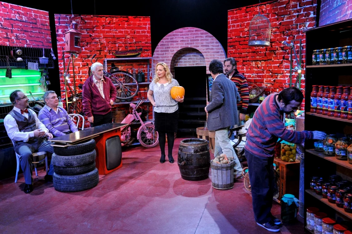 O parte din grupul Distractis la filmările „Distractis Show - Distilat de comedie“ FOTO TVR