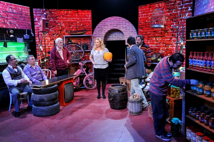 O parte din grupul Distractis la filmările „Distractis Show - Distilat de comedie“ FOTO TVR