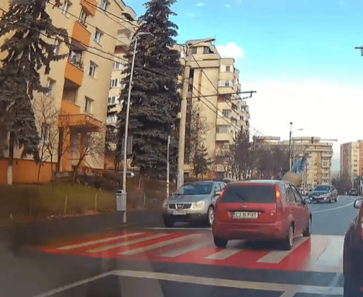 Bărbat spulberat de pe trecerea de pietoni de un șofer neatent. Totul a fost filmat VIDEO