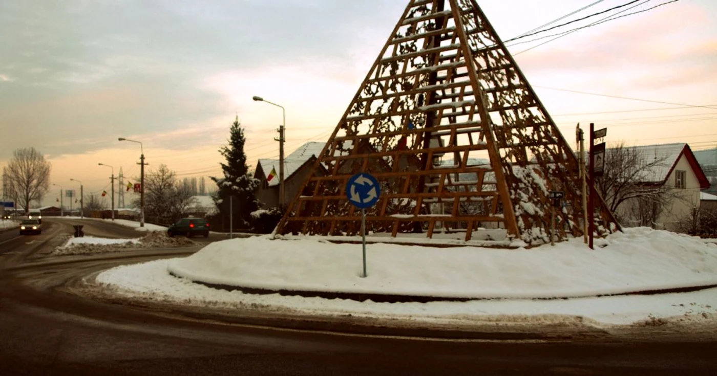 Punctul de intrare în zona rezidenţială a Hunedoarei se face printr-un giratoriu dotat cu piramidă. Foto: Daniel Guţă