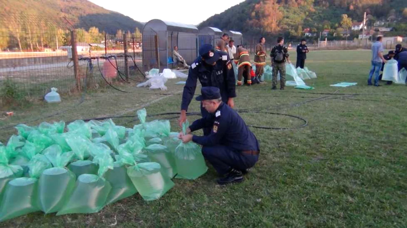 Aproape 5 tone de apa pusa in saci a fost imprastiata din elicopter pentru stingerea incendiului de pe Cozia