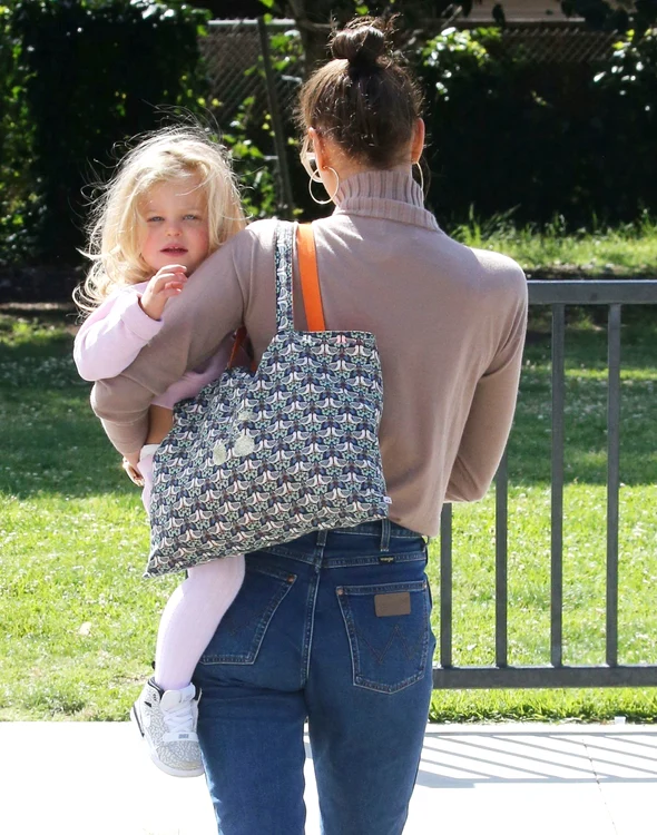 5 irina shayk si fetita profimedia 0435705204 jpg jpeg