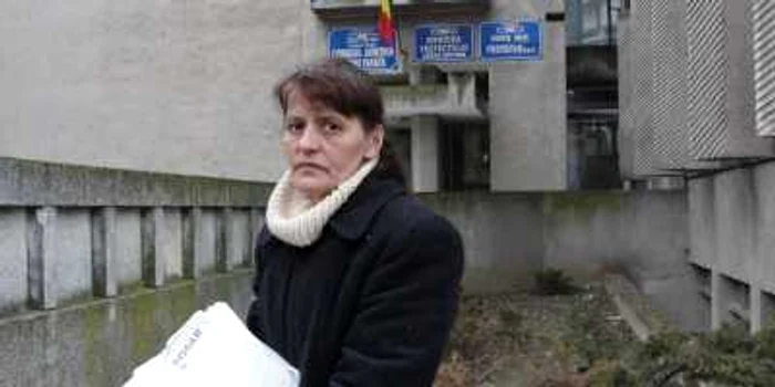 Maria Jula, în a şaptea zi de greva foamei în faţa Prefecturii