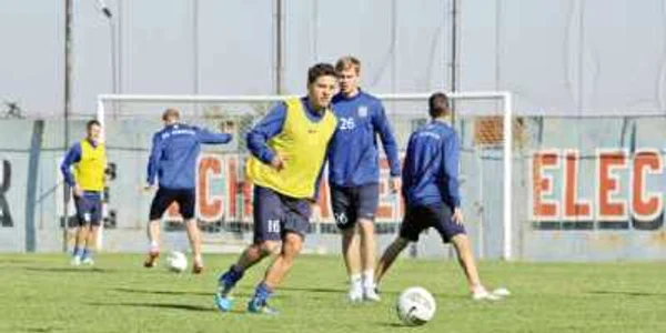Tibi Bălan şi ceilalţi stelişti se antrenează pe stadionul din Săcele