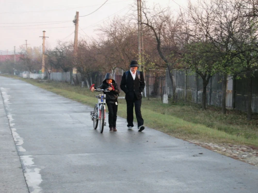 FOTO Ce sacrificii fac elevii dintr-o localitate din judeţul Vâlcea pentru a merge la şcoală