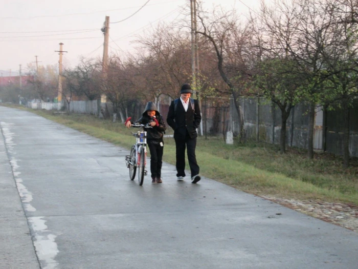 FOTO Ce sacrificii fac elevii dintr-o localitate din judeţul Vâlcea pentru a merge la şcoală
