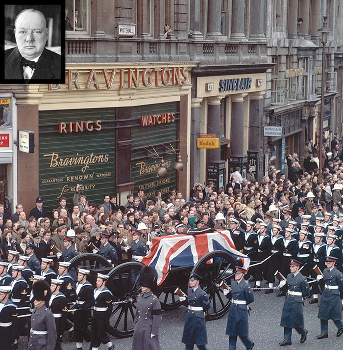 1965. Şi Winston Churchill a fost purtat la fel pe ultimul drum. Foto: gettyimages