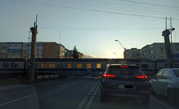 Şoferii erau nevoiţi să aştepte şi 30 de minute la vechea barieră FOTO: Denis Grigorescu