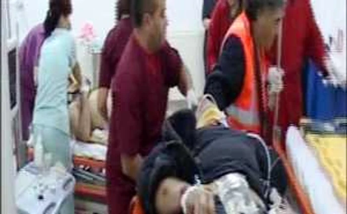 Un mort, patru răniţi şi o maşină ruptă în două