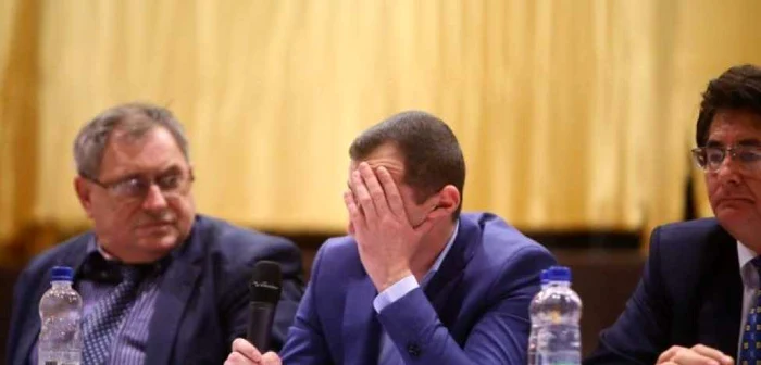 Secretarul Primăriei Timişoara Ioan Cojocari (s), consilierul Alfred Simonis (c) şi primarul Nicolae Robu (d) FOTO pressalert.ro