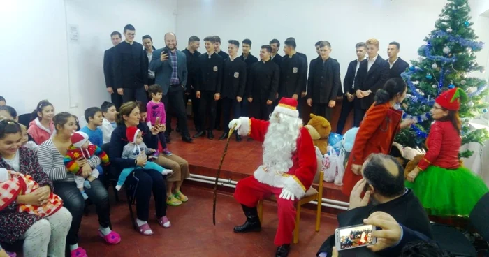 Moş Crăciun a stat de vorbă cu toţi prichindeii şi a mers şi în secţiile exterioare ale Spitalului Judeţean de Urgenţă din Târgovişte