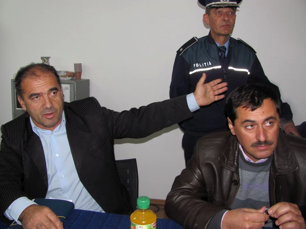 Dimineaţa, Ion Bârcă (foto stânga) se ocupă de treburile din primărie