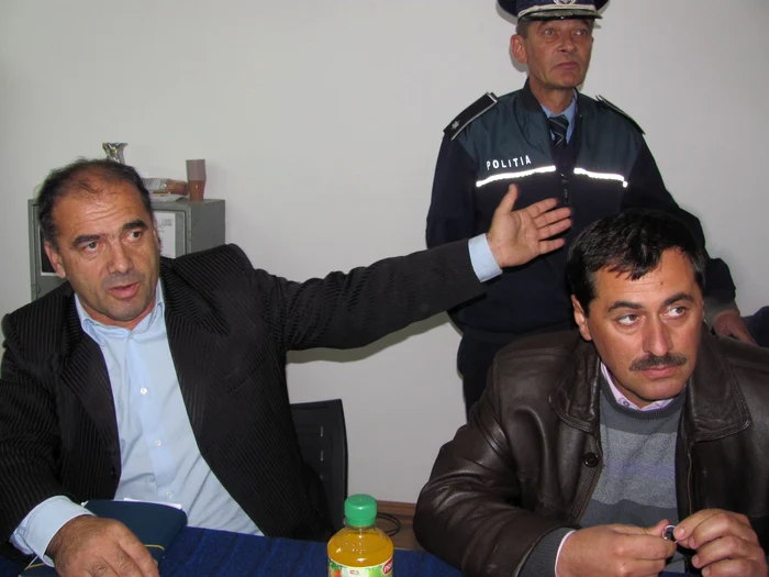 Dimineaţa, Ion Bârcă (foto stânga) se ocupă de treburile din primărie