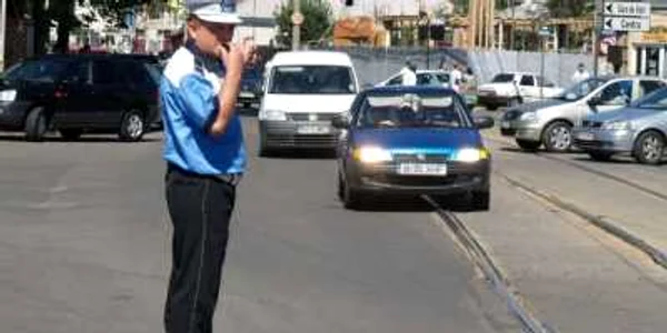 Uniformele agenților rutieri de la cele două instituții sunt foarte asemănătoare. Arhivă Adevărul Ploiești