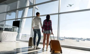 cuplu care pleaca in vacanta bagaje aeroport jpeg