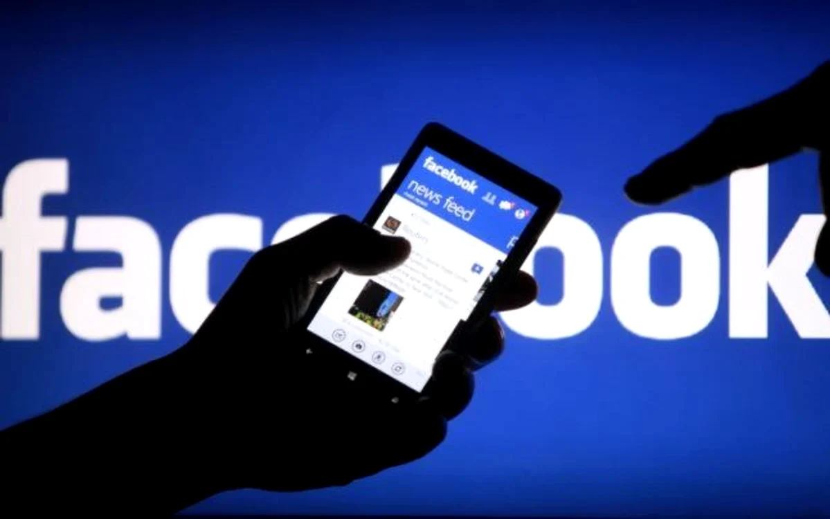  Facebook se numără printre sursele de culegere a informaţiilor ale Poliției. FOTO Arhivă