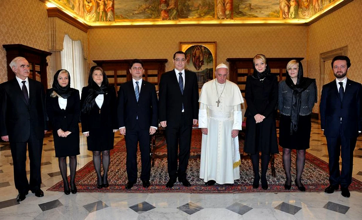 Papa Francisc pare cam plictisit cu delegaţia României. (Foto: Facebook)