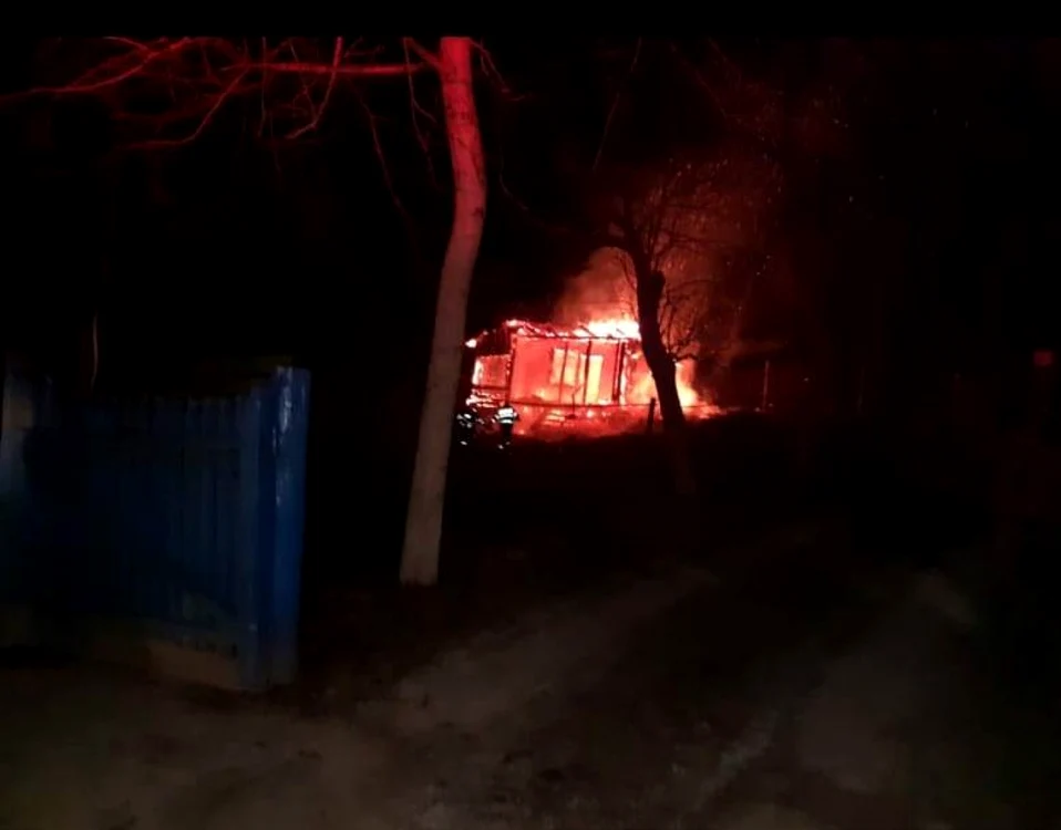 Locuinţa incendiată a ars în totalitate FOTO ISU Neamţ