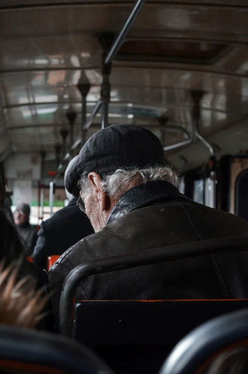 Vulnerabilitatea este uneori expusă pentru a obține un avantaj social. FOTO: Unsplash/Sami Boudjelti