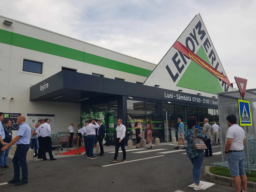Controverse pentru o reclamă afișată într-un magazin Leroy Merlin. Un ONG-ul acuză promovarea stereotipurilor de gen
