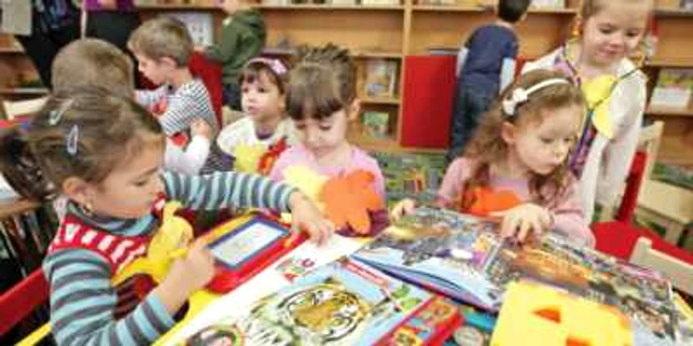 Zeci de copii din Craiova vizitează zilnic ludoteca deschisă la Biblioteca Judeţeană 