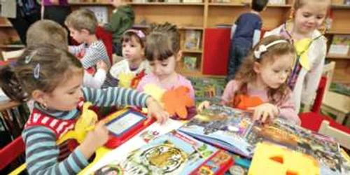 Zeci de copii din Craiova vizitează zilnic ludoteca deschisă la Biblioteca Judeţeană 