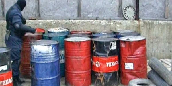 Poliţiştii au capturat câteva tone de combustibil furat  
