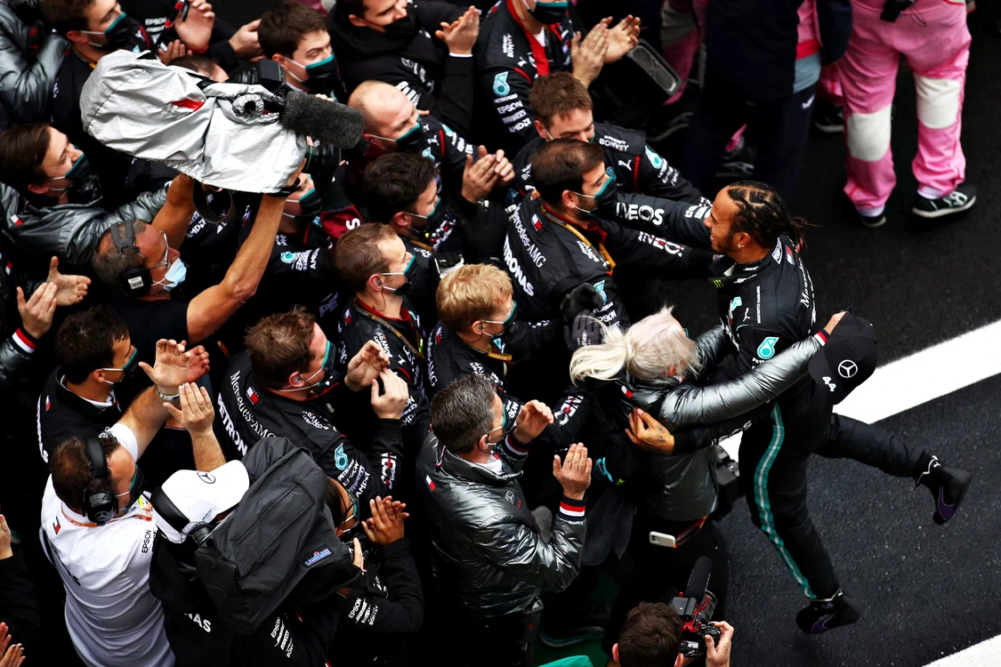 Lewis Hamilton se îmbrățișează cu membri echipei MercedesFoto: Guliver / GettyImages