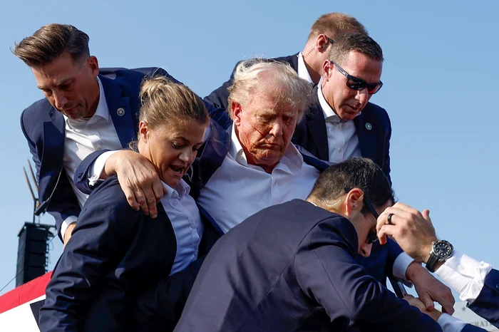 Agenții Secret Service îl escortează pe Donald Trump de pe scenă FOTO EPA-EFE