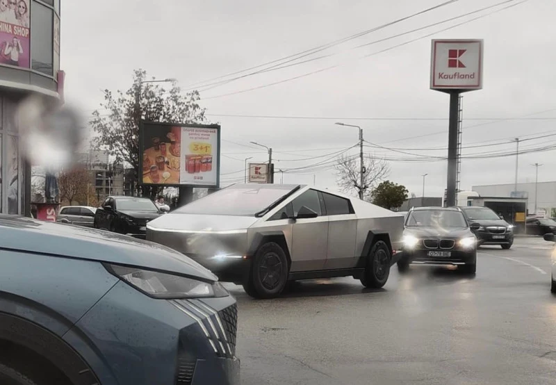 Tesla Cybertruck, mașina interzisă în Europa, văzută pe străzile din Craiova. Internauții au ironizat autoturismul care costă o avere