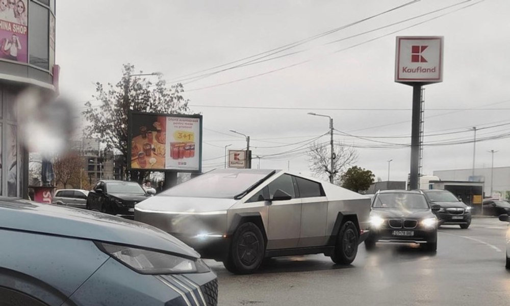 Tesla Cybertruck, mașina interzisă în Europa, văzută pe străzile din Craiova. Internauții au ironizat autoturismul care costă o avere
