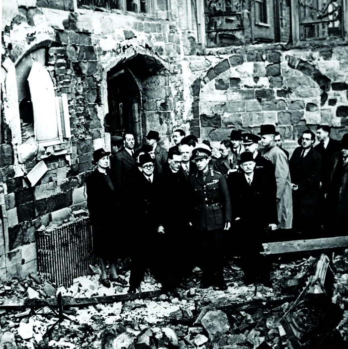 Regele George al VI-lea printre ruinele Catedralei din Coventry (© Profimedia)