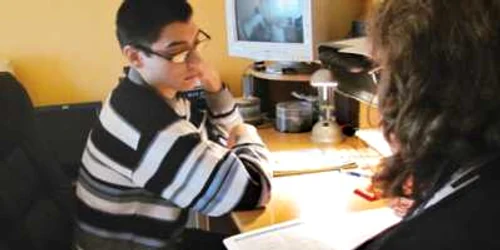 Radu Cobzaru îşi primeşte în fiecare zi profesorii acasă