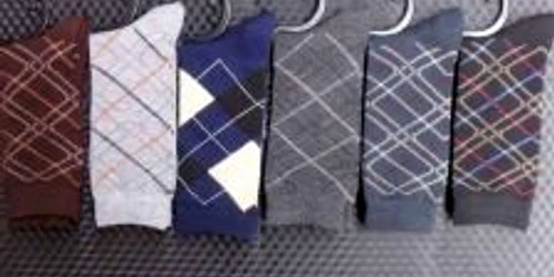Peste 8.000 de bucăţi de şosete pentru bărbaţi vor fi scoase la vânzare